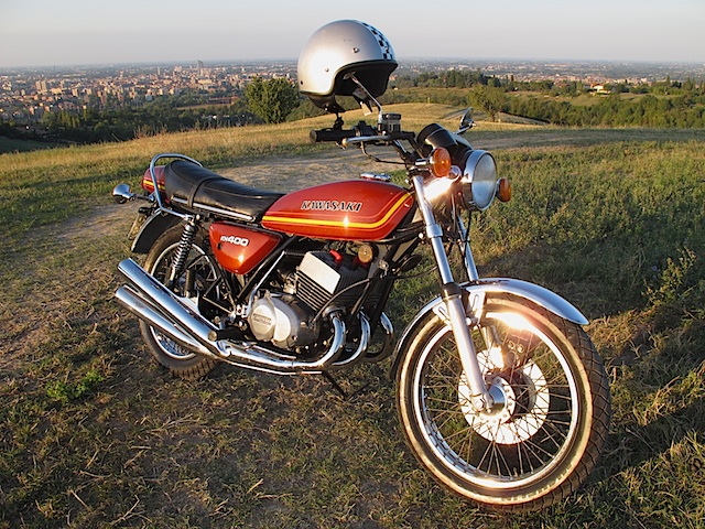 la calda luce del tramonto, un prato sui colli (in questo caso : bolognesi...), una moto, un casco jet con la bandiera a scacchi... cos'altro ci vuole...?