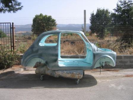 L'auto rimessa nella posisione naturale spruzzata con plastico e vernice