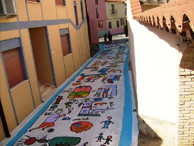 Questa è la strada di casa mia, che hanno dipinto i bambini delle scuole elementari in occasione di una rassegna culturale