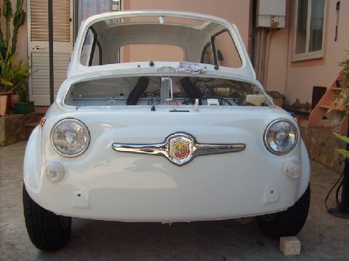 I cerchi che vedete sono i borrani da 4/5 di mio padre gommati 145/70 12......non saranno i cerchi che monterò, pe la mia ci sono i CMR, e poi i 10 abarth